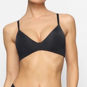 Skims wireless form T-shirt demi bra